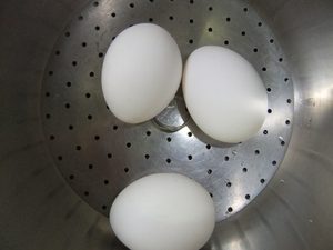 蒸し器の上に卵をのせている写真