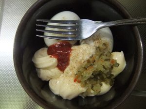 器にタルタルソースの材料が入っている写真
