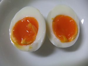 お皿の上に半分に切った蒸し卵の写真