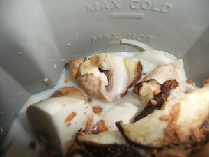 ポットにしめじのポタージュの材料が入っている写真