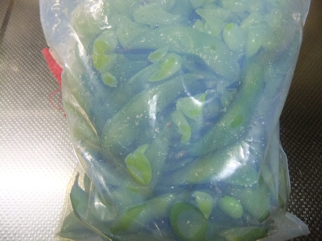 袋の中に枝豆のさやがたくさん入っている写真