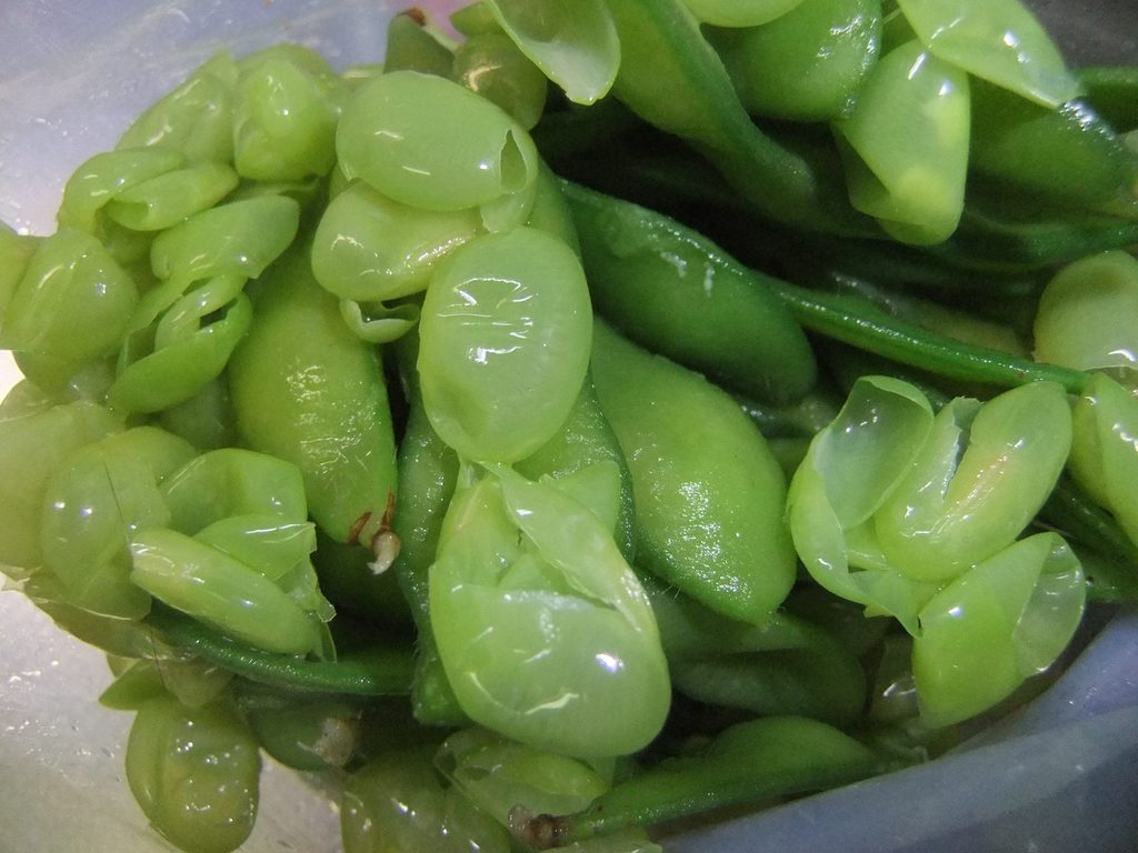 枝豆のさやと薄皮の写真