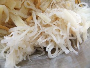 ボウルにじゃがいもガレットの材料が入っている写真