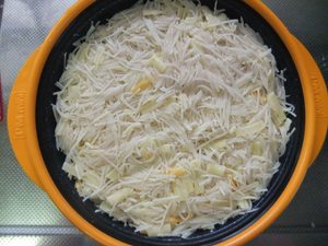 プレートのガレットの材料を広げた写真