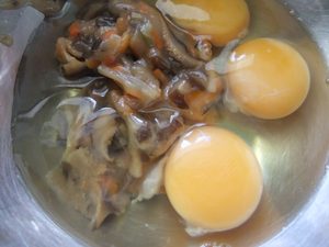 ボウルにかに玉の素と生卵が入っている写真
